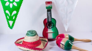 Conjunto de adornos para fiestas patrias mexicanas con sombrero, guitarra y maracas