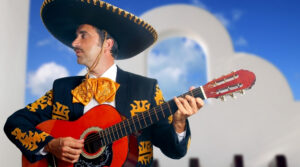 Mariachi con guitarra interpretando música para fiestas patrias y 15 de septiembre