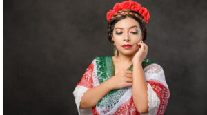 Outfit de blusas mexicanas bordadas con chal tricolor y diadema de flores